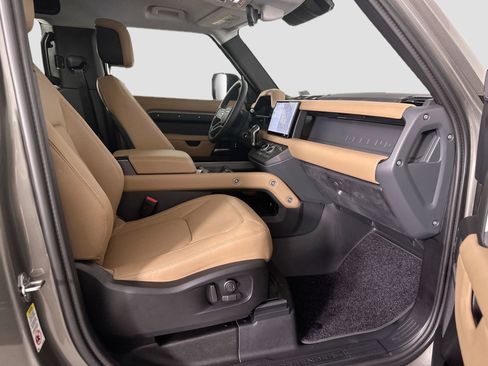 Certified 2025 Land Rover Defender 90 X-Dynamic SE image 19