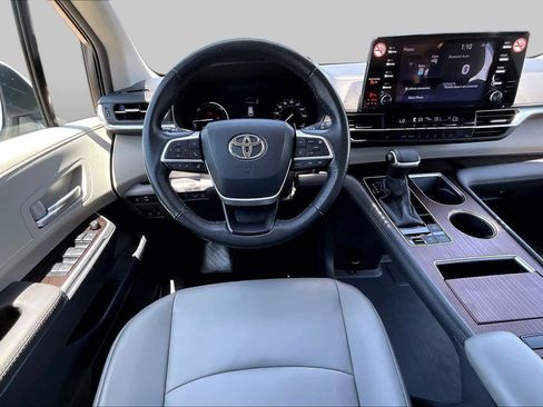 Used 2024 Toyota Sienna XLE FWD image 6