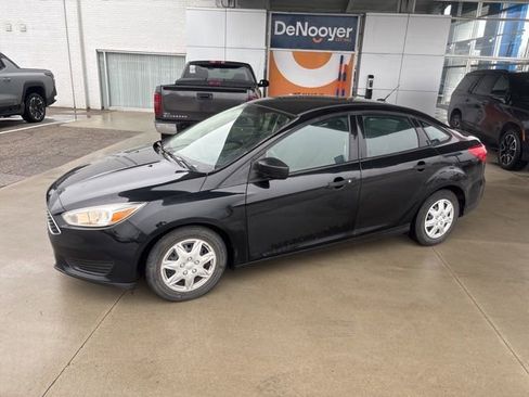 Used 2018 Ford Focus S image 2