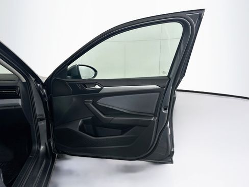 Used 2025 Volkswagen Jetta SE FWD image 32