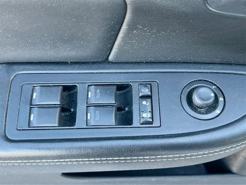 Used 2011 Chrysler 200 Limited image 17