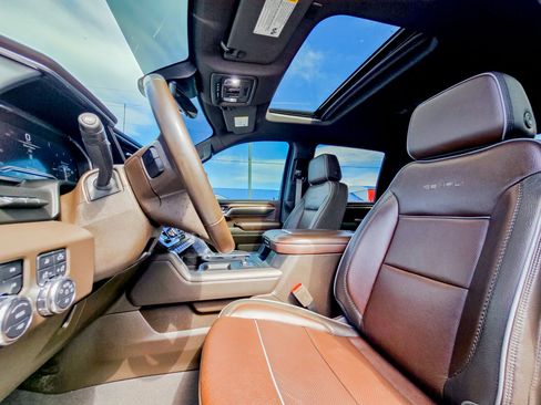 Used 2024 GMC Sierra 3500 Denali w/ Technology Package image 4