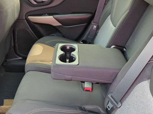 Used 2018 Jeep Cherokee Latitude w/ Safety Group AWD/4WD image 9