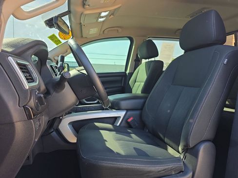 Used 2017 Nissan Titan SV image 11