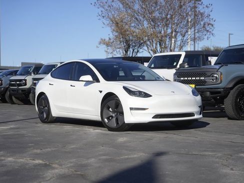 Used 2023 Tesla Model 3 Standard Range image 2