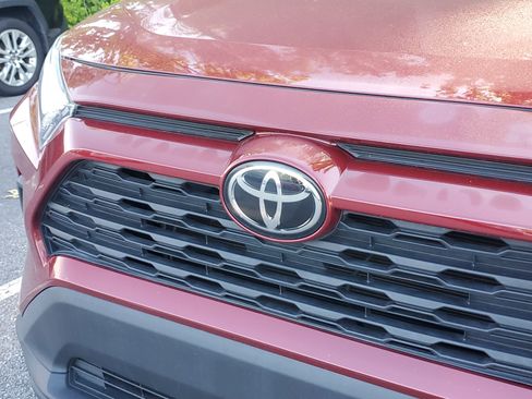 Used 2023 Toyota RAV4 XLE Premium FWD image 5