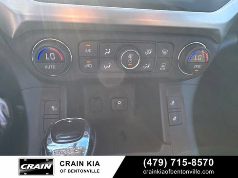 Used 2019 GMC Acadia SLE FWD image 17