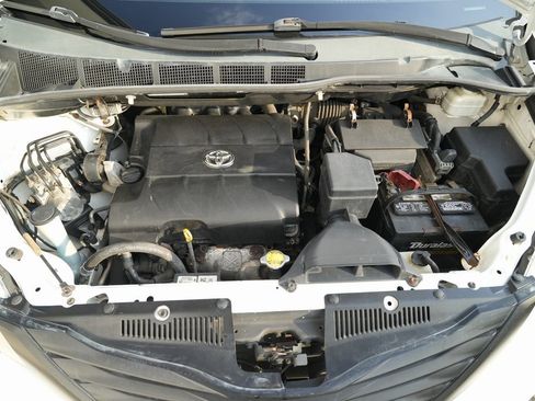 Used 2011 Toyota Sienna image 16