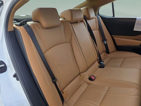 Used 2024 Lexus ES 350 w/ Luxury Package image 17