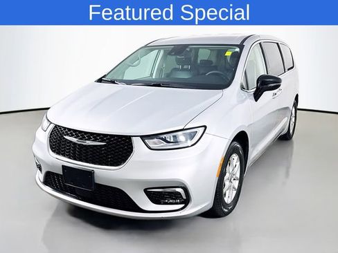 Used 2024 Chrysler Pacifica Touring-L FWD image 1