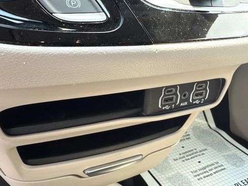Used 2023 Chrysler Pacifica Touring-L FWD image 21