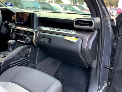 Used 2025 Toyota Tacoma TRD Sport AWD/4WD image 19