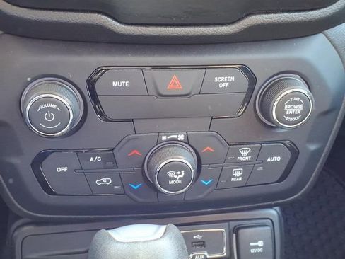 Used 2018 Jeep Renegade Latitude w/ Cold Weather Group image 29