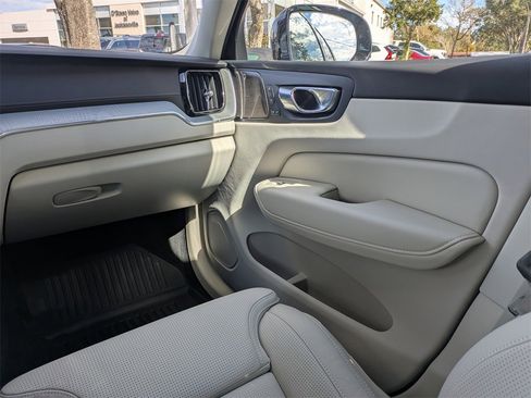 Certified 2025 Volvo XC60 B5 Ultra w/ Protection Package Premier image 21