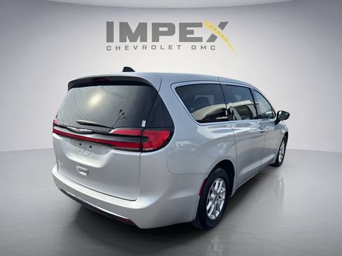 Used 2024 Chrysler Pacifica Touring-L FWD image 5