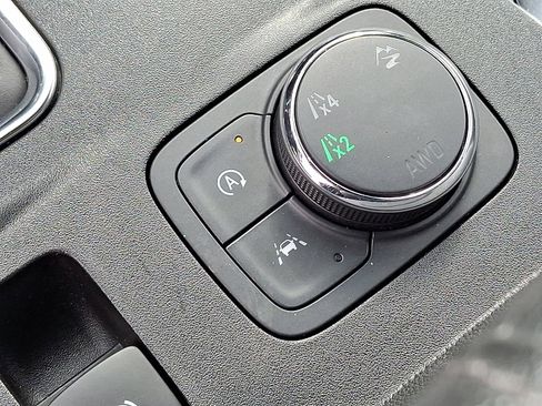 Used 2023 Chevrolet Traverse LT image 25