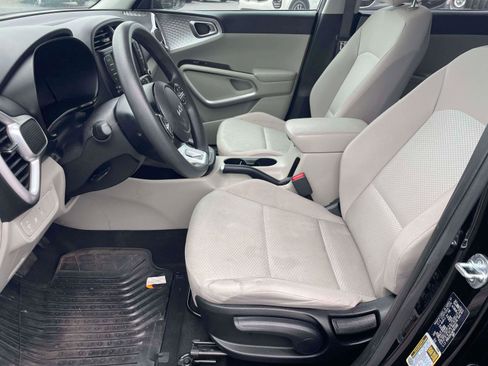 Used 2023 Kia Soul LX image 5