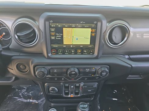 Used 2018 Jeep Wrangler Unlimited Sahara AWD/4WD image 22