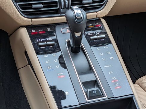 Certified 2023 Porsche Macan AWD/4WD image 17