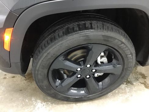 Used 2023 Jeep Grand Cherokee Altitude AWD/4WD image 4