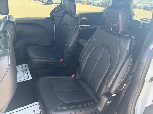 New 2027 Chrysler Pacifica Select FWD image 11