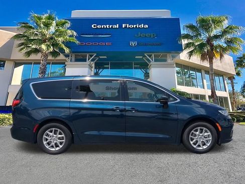 Used 2024 Chrysler Pacifica Touring FWD image 4
