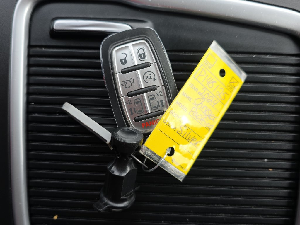 Used 2024 Chrysler Pacifica Touring-L FWD image 23