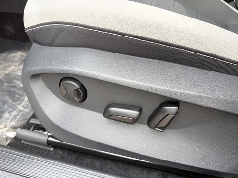 New 2026 Volkswagen Taos SE AWD/4WD image 11