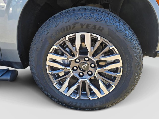 Used 2025 Chevrolet Suburban Z71 AWD/4WD image 9