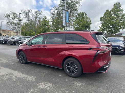 Used 2025 Toyota Sienna XSE AWD/4WD image 4