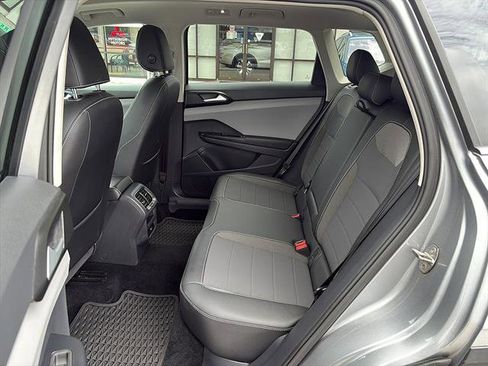 Used 2023 Volkswagen Taos SE w/ Panoramic Sunroof Package FWD image 17