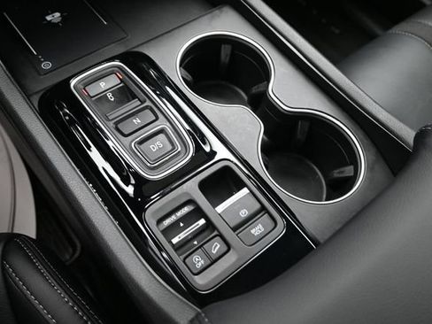 Used 2025 Honda Pilot Touring image 18