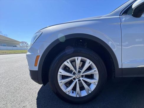Used 2018 Volkswagen Tiguan SE w/ Panoramic Sunroof Package image 10