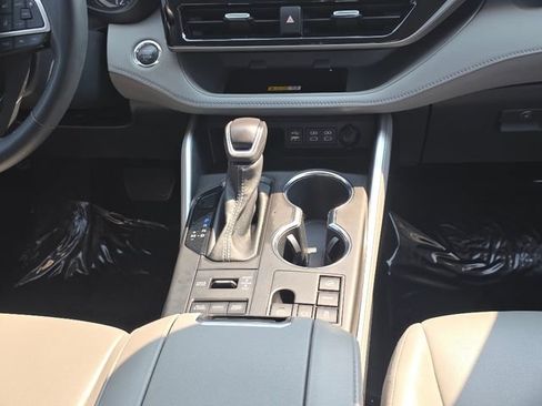 Used 2023 Toyota Highlander XLE AWD/4WD image 15