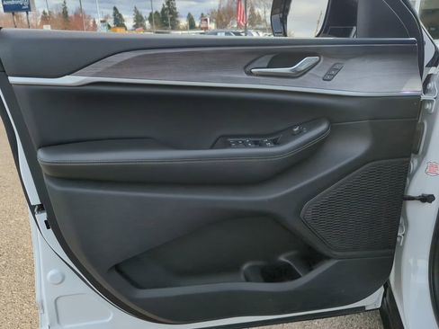 Used 2024 Jeep Grand Cherokee Limited image 10