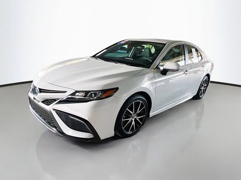 Used 2024 Toyota Camry SE FWD image 4