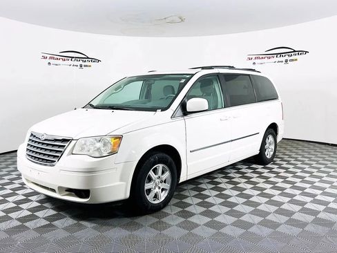Used 2010 Chrysler Town & Country Touring w/ Family Value Group image 4