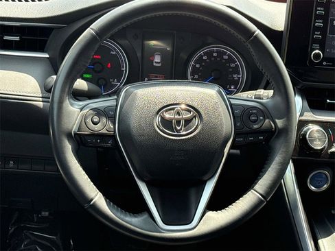 Used 2022 Toyota Venza LE image 9