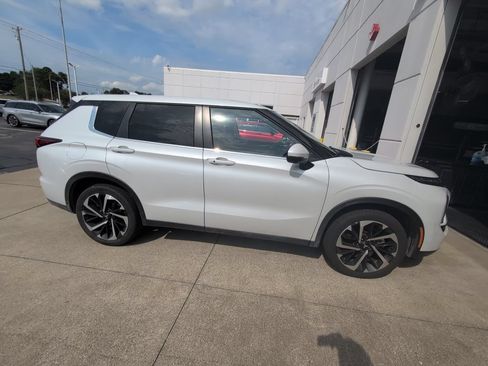 Used 2023 Mitsubishi Outlander SE FWD image 1