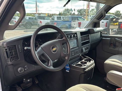 Used 2018 Chevrolet Express 3500 w/ Power Convenience Package RWD image 4