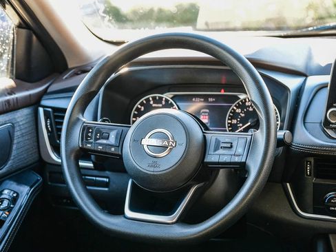 Used 2023 Nissan Rogue SV image 16