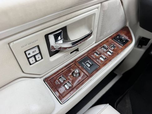Used 1994 Lincoln Town Car Signature RWD image 11