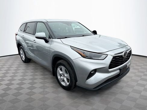 Used 2024 Toyota Highlander LE image 4