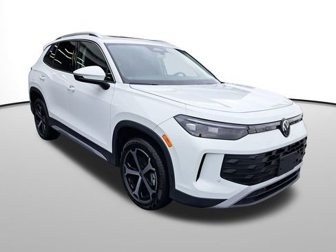 New 2025 Volkswagen Tiguan SE image 3