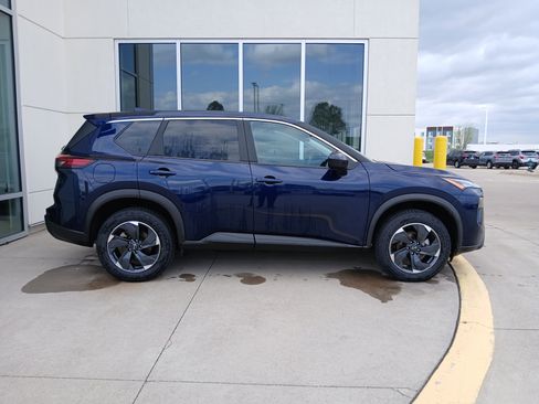 Used 2024 Nissan Rogue SV AWD/4WD image 6