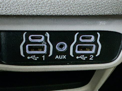 Used 2024 Chrysler Pacifica Touring-L image 25