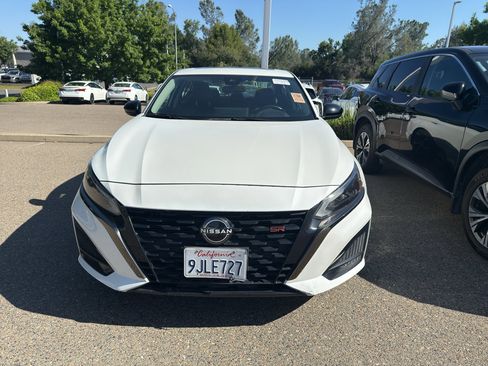 Used 2023 Nissan Altima 2.5 SR w/ SR Premium Package FWD image 2