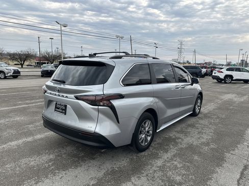 Used 2025 Toyota Sienna LE image 5