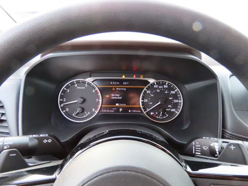 Used 2023 Nissan Rogue SV image 32