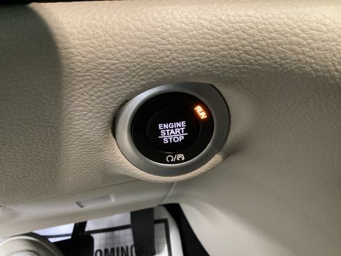 Used 2024 Chrysler Pacifica Touring-L FWD image 25